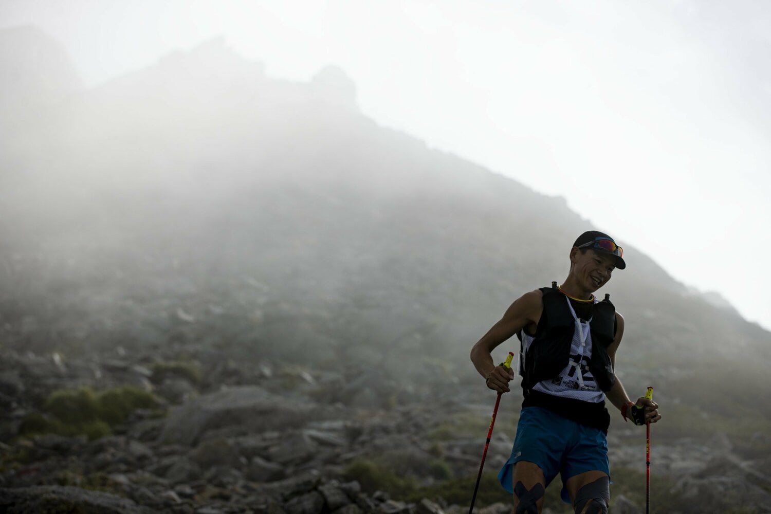 北アルプス薬師岳の周辺を先頭で通過する　©Sho Fujimaki