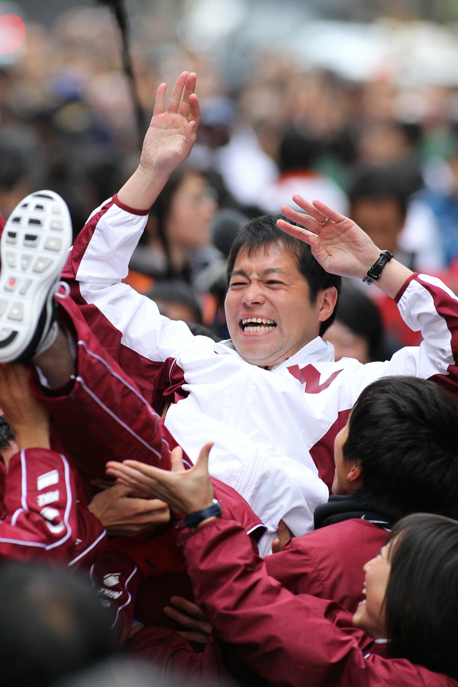 2011年の総合優勝時、選手たちに胴上げされる相楽豊コーチ（当時）　©Shigeki Yamamoto