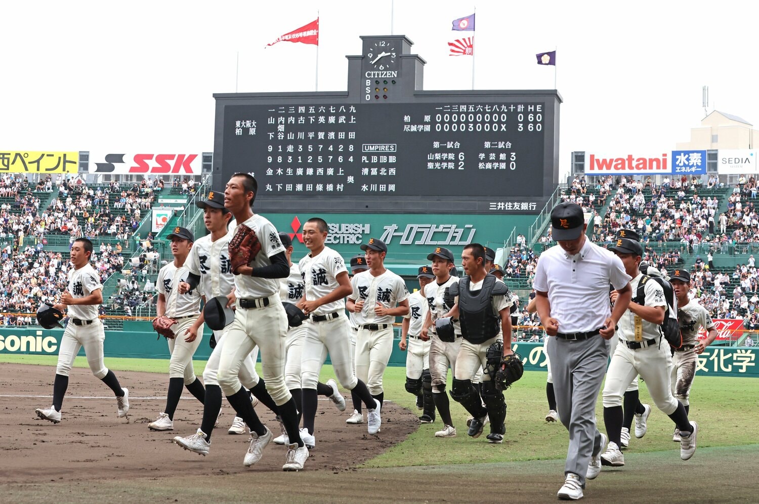 今夏の甲子園初戦では強豪・大阪の代表である東大阪大柏原を破った尽誠学園。昨年まで原田がコーチを務めた　©Sankei Shimbun
