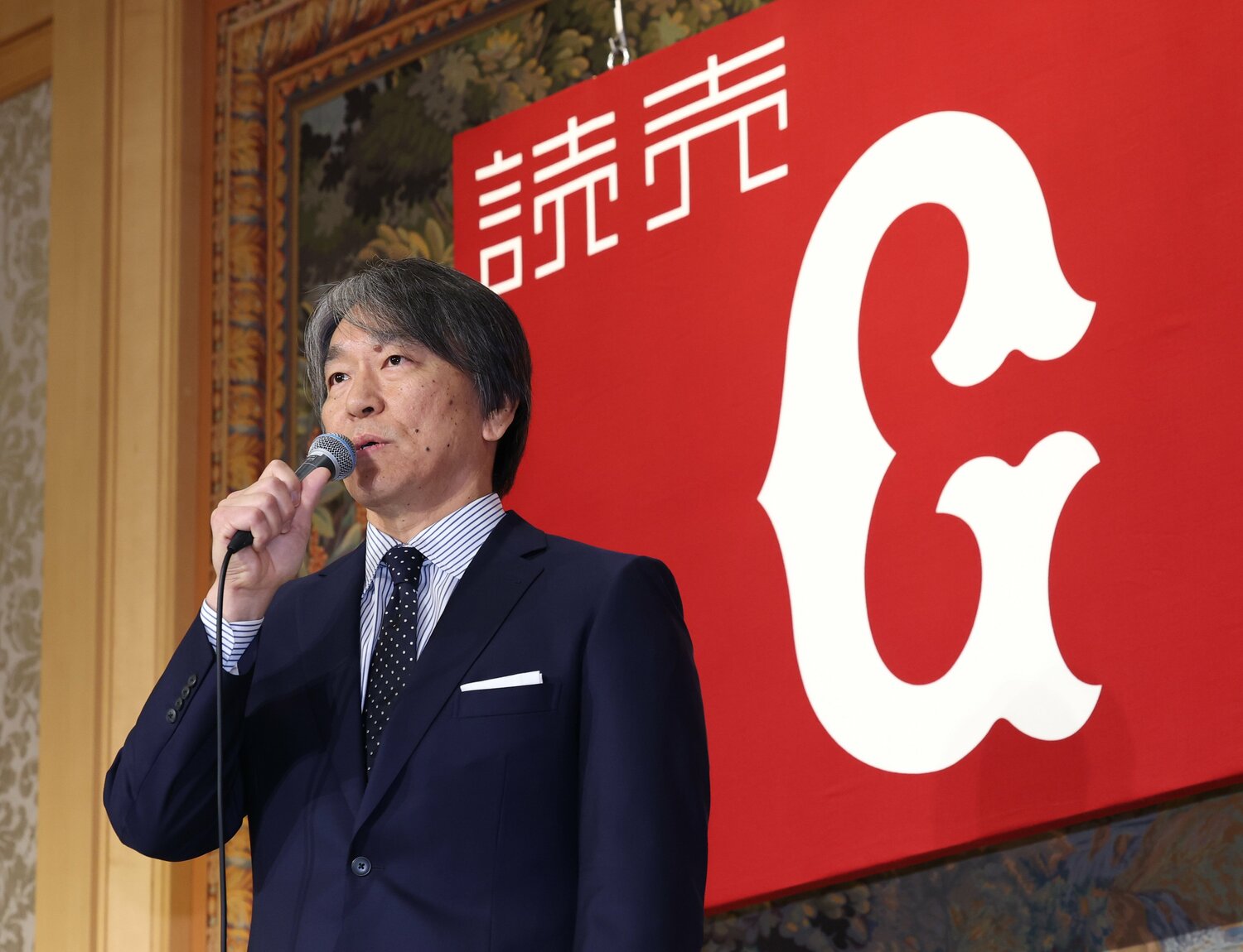 巨人監督就任会見で思いを述べる松井氏　©JIJI PRESS