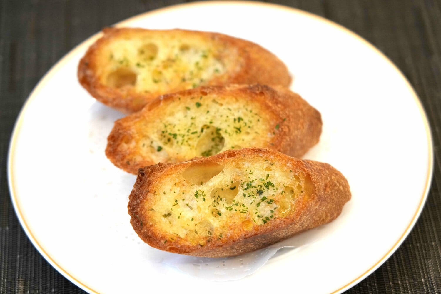 スモークサーモンに合わせたガーリックトースト