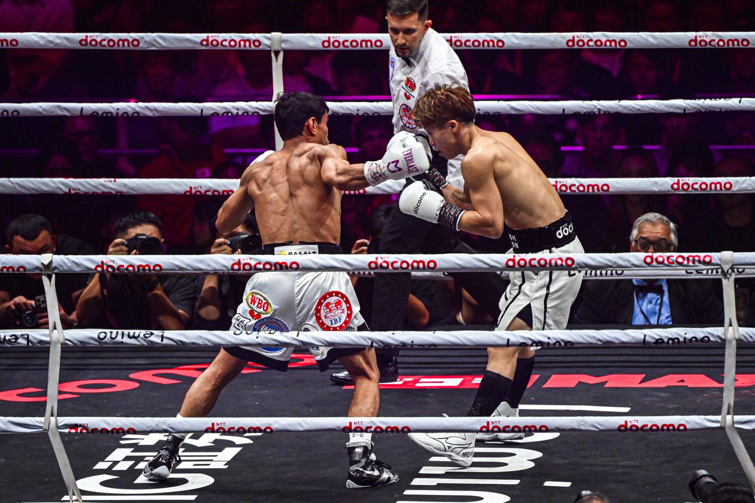 アフマダリエフの渾身の右フックも…　©Takuya Sugiyama
