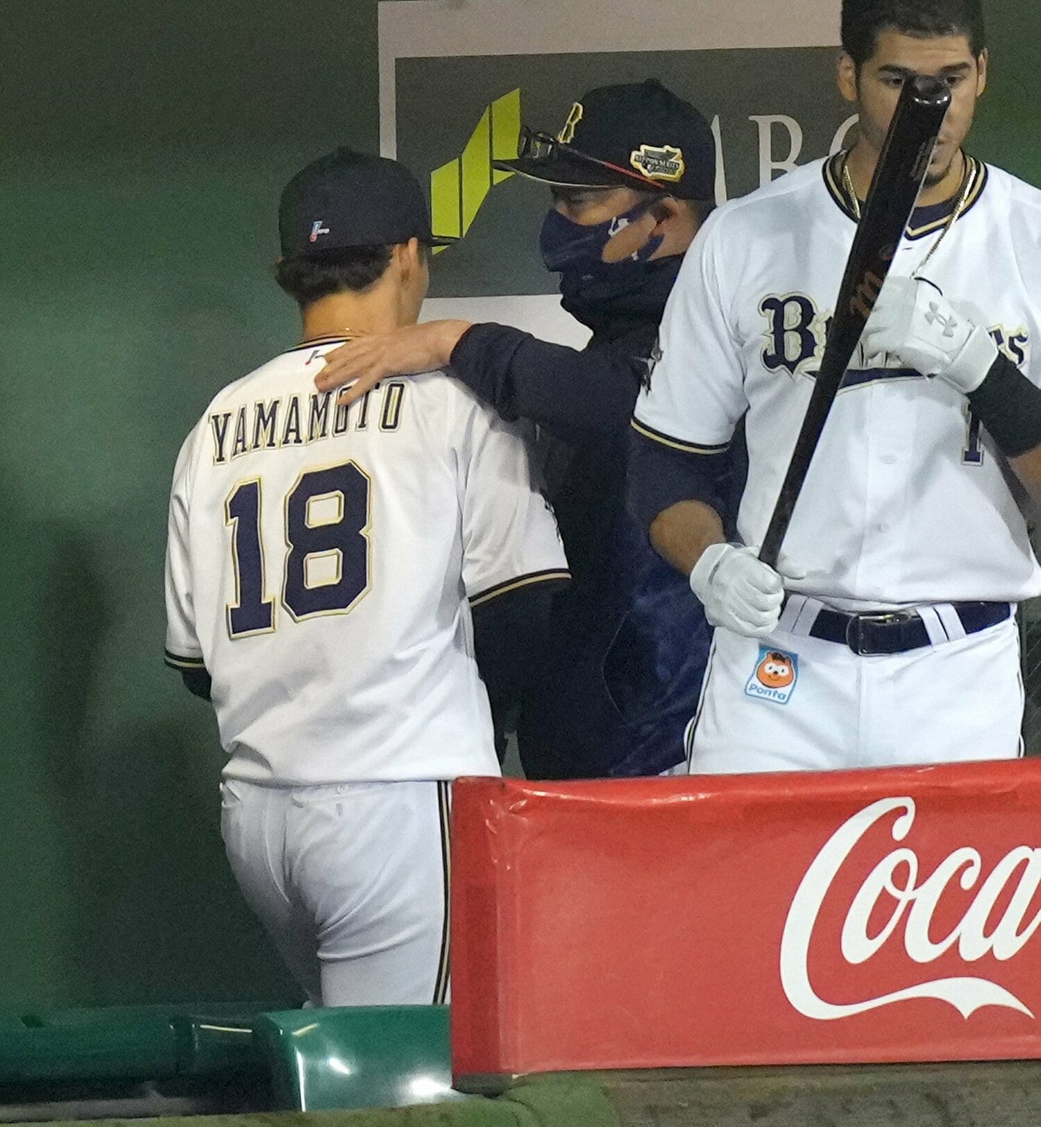 日本シリーズ第6戦、ベンチで山本由伸に言葉をかける中嶋監督 ©Sankei Shimbun