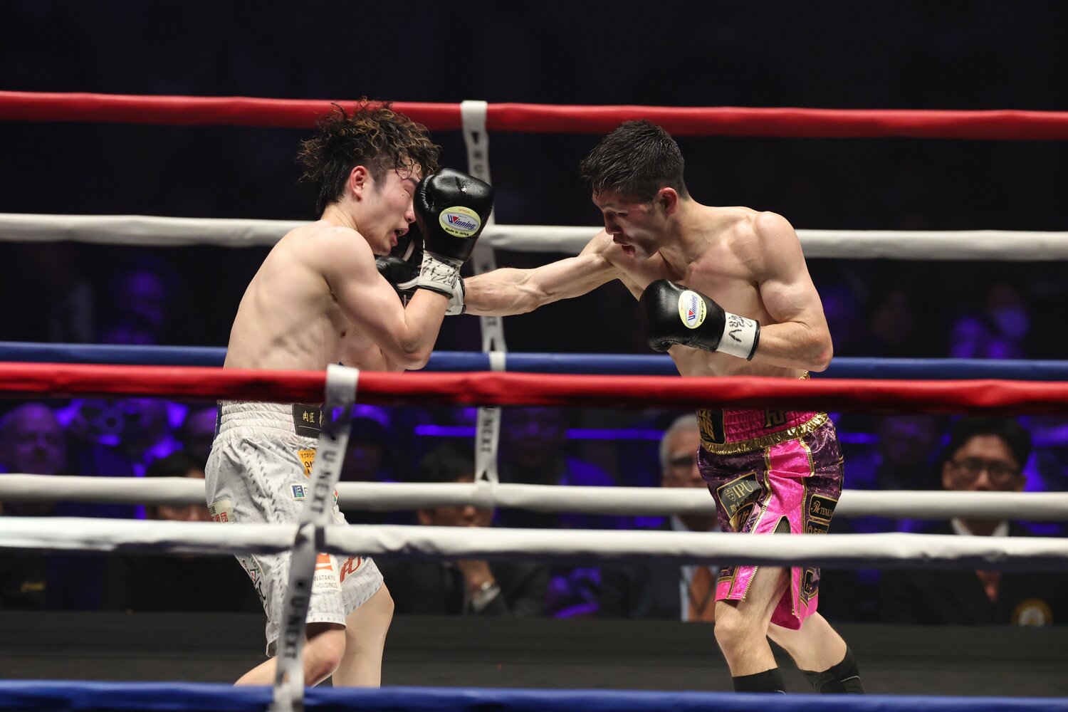 前半は阿久井（右）のペースで試合が進んだ　©︎Naoki Kitagawa