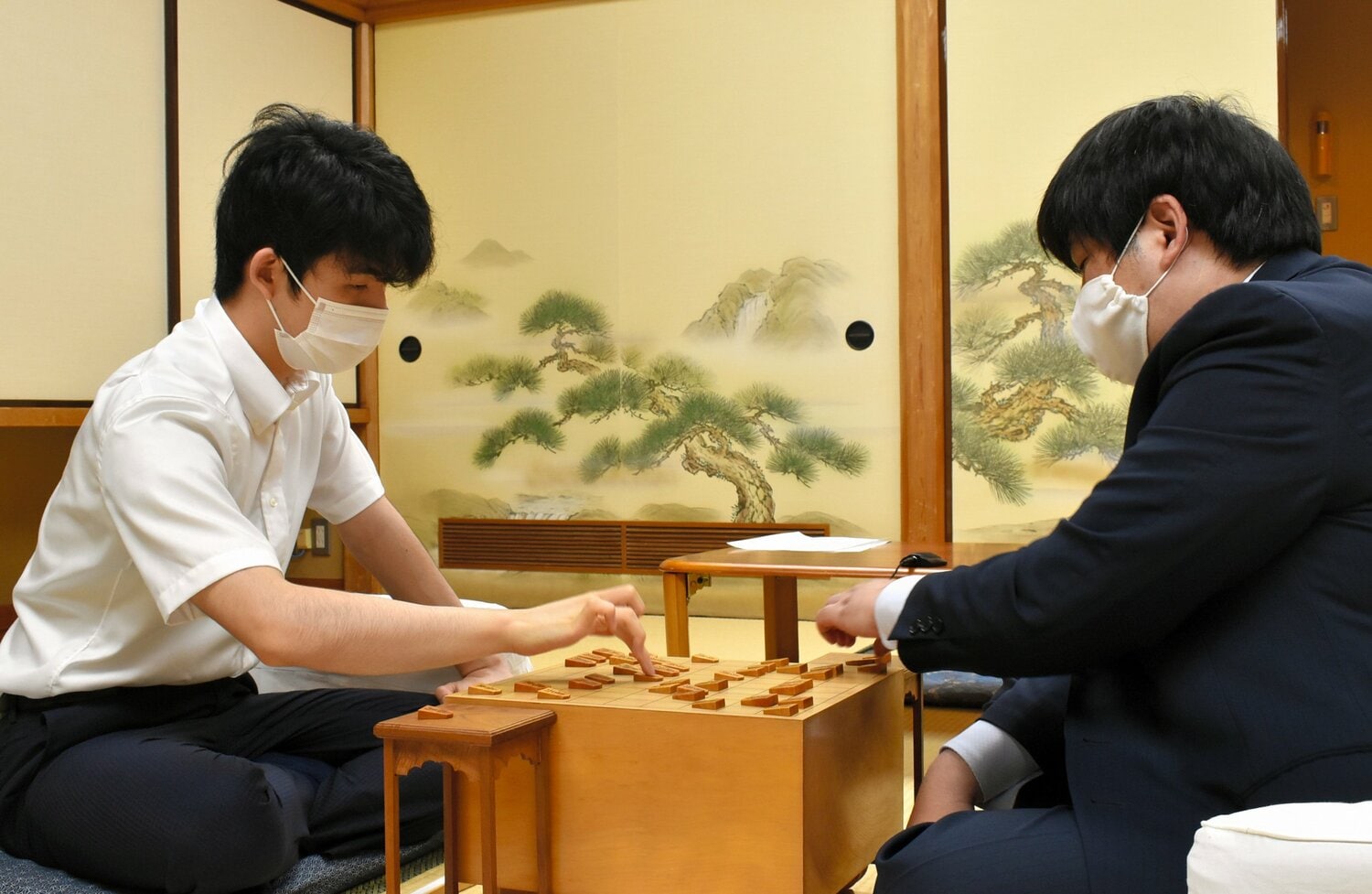 第79期順位戦・B級2組3回戦での藤井聡太－鈴木大介　©Asahi Shimbun