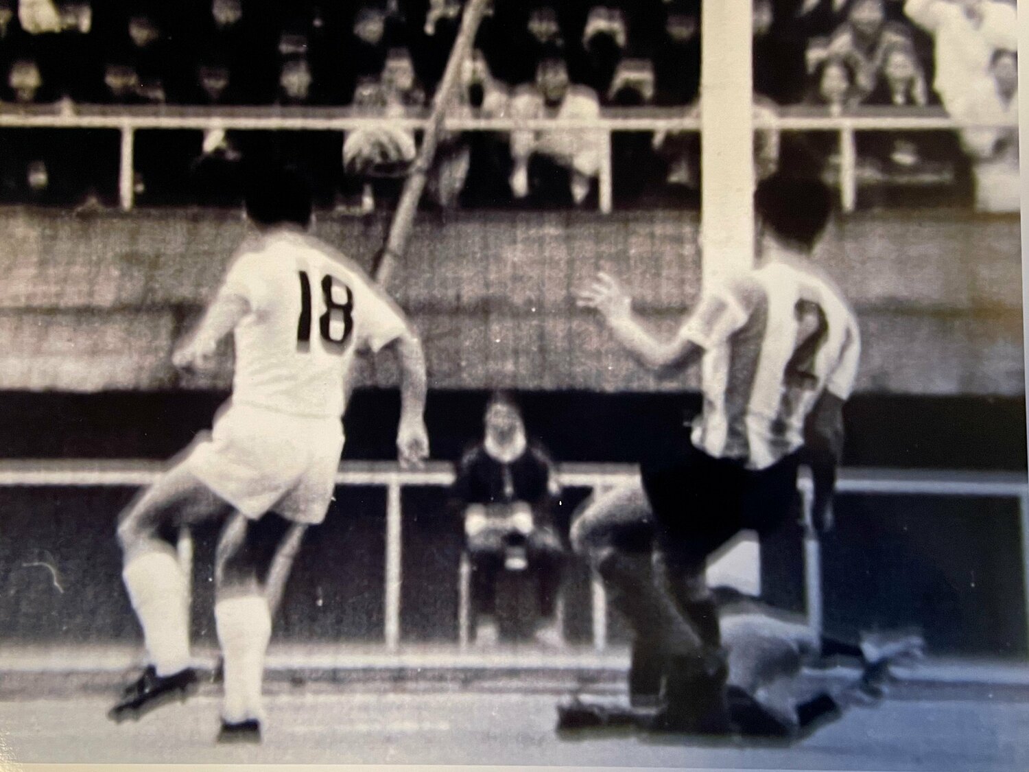 杉山隆一(背番号18)が東京五輪のアルゼンチン戦で同点ゴールを決めた場面(本人提供)