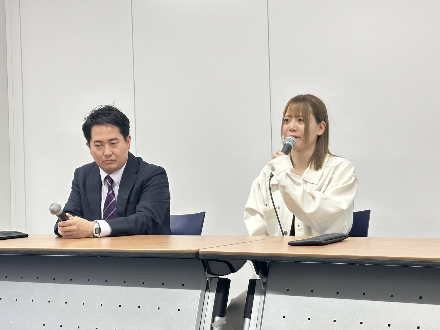 横浜アリーナ大会後の一夜明け会見にて、スターダム退団を発表した岩谷麻優と岡田太郎社長　©Norihiro Hashimoto