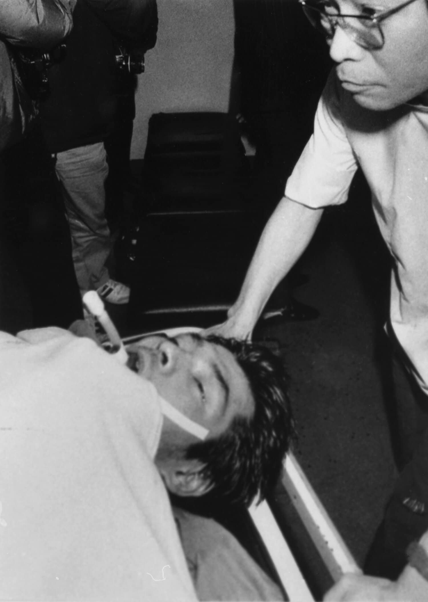 病院に緊急搬送され、開頭手術を受けた赤井英和。その様子はメディアでも大きく報じられた(1985年2月5日) ©︎KYODO