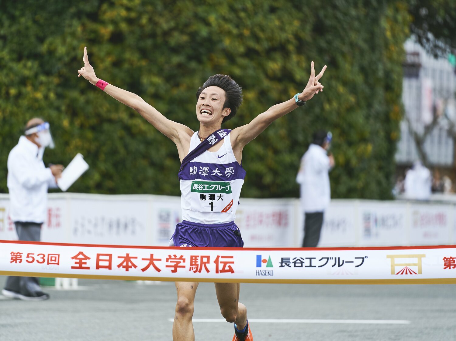 駒大が、青学大との激戦を制し連覇。1位でゴールする駒大のアンカー・花尾恭輔（2年）　©Yuki Suenaga