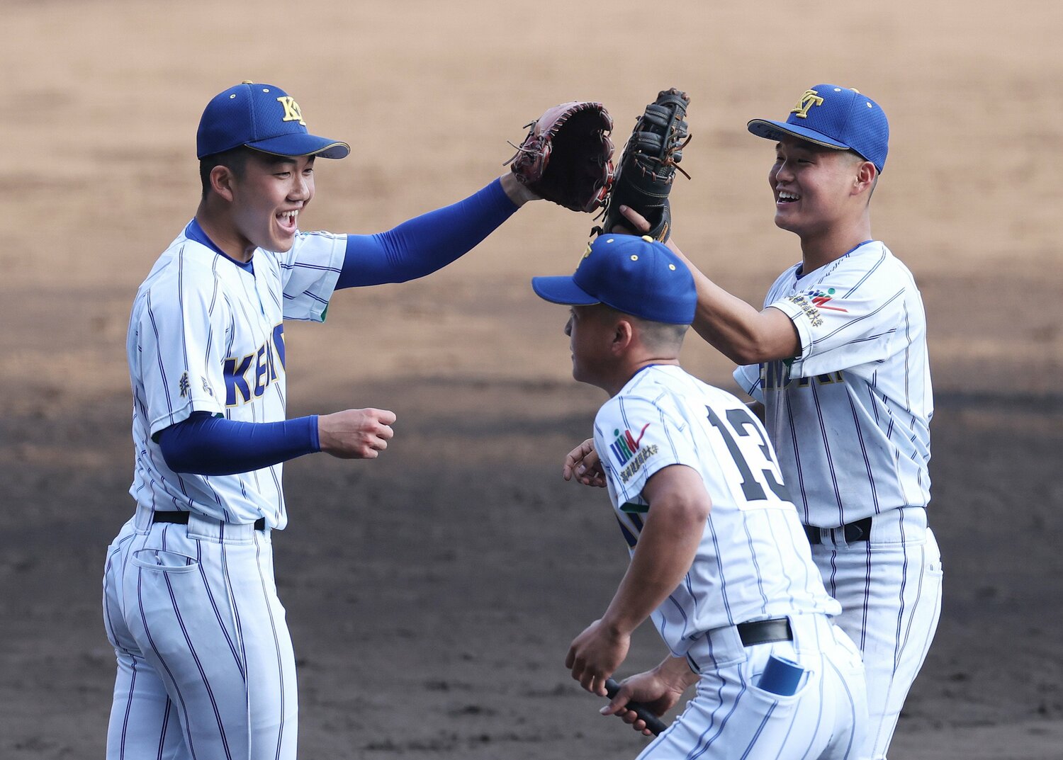 春のセンバツで勝利し、仲間たちと笑顔を見せる石垣（左）　©JIJI PRESS