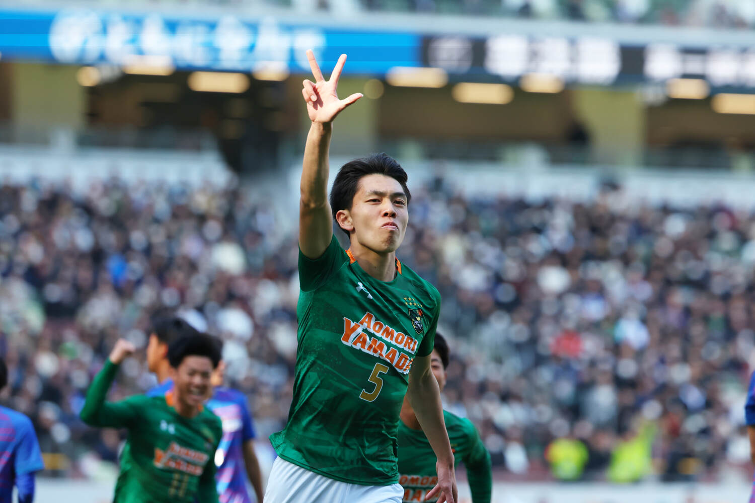 準決勝・市立船橋戦でも打点の高いヘディングでゴールを奪った小泉佳絃。コンビを組んだ主将・山本とともに大会優秀選手に選出された。卒業後は明治大へ進学予定　©︎Yohei Osada/AFLO SPORT