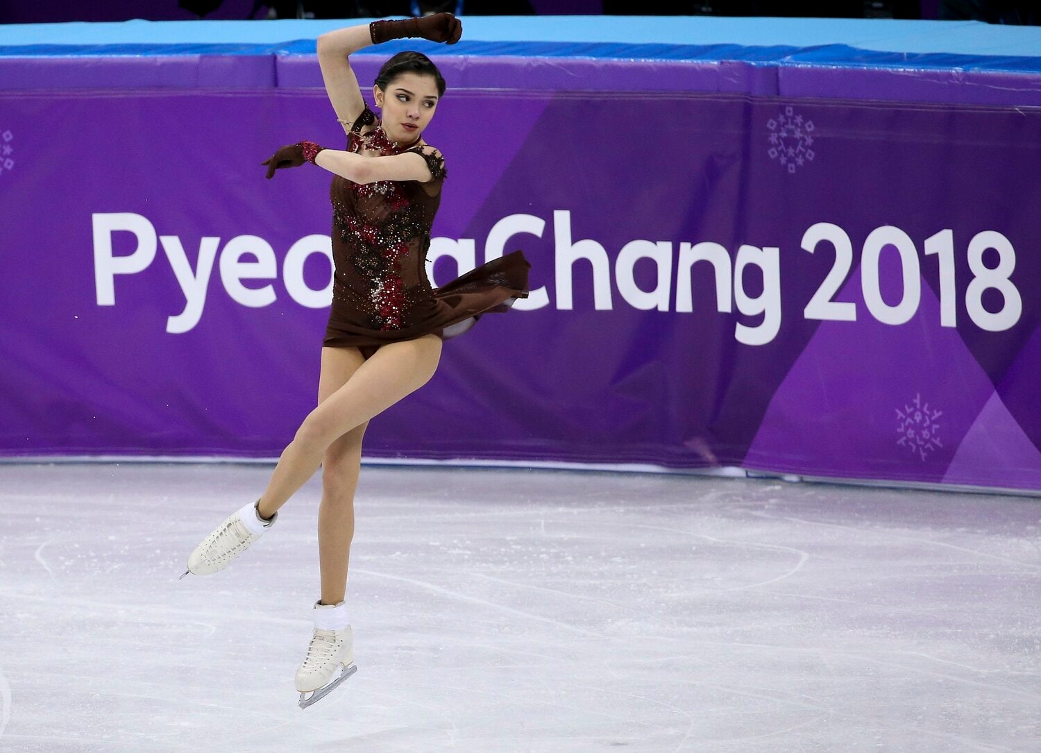 日本メディアの 誤表記 問題 フィギュアの五輪金メダル最有力 ワリエワのジャンプを タノジャンプ と書いてはいけない理由 フィギュアスケート Number Web ナンバー