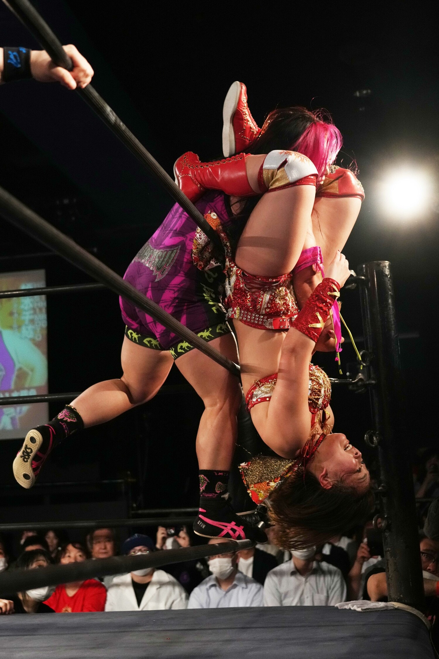 Sareeeはロープ越しのアームバーで攻め続ける