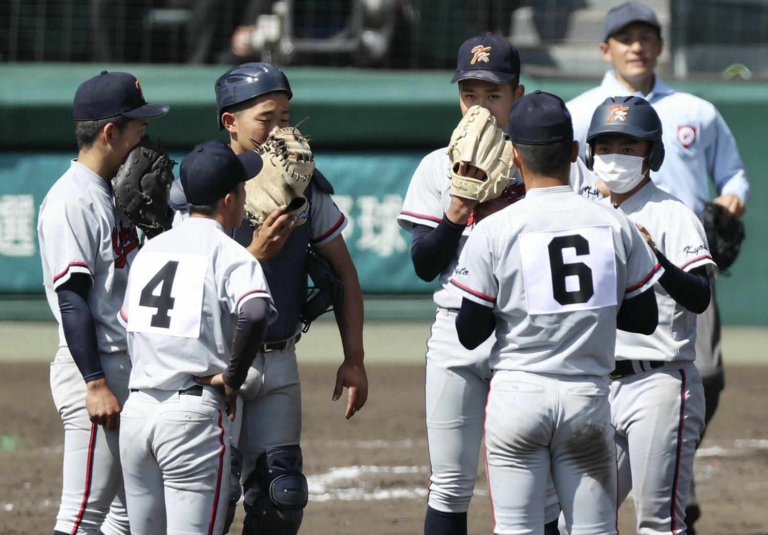 センバツ2回戦・東海大菅生戦の9回裏、ピンチを迎えてマウンドの森下を囲む京都国際ナイン　©︎KYODO