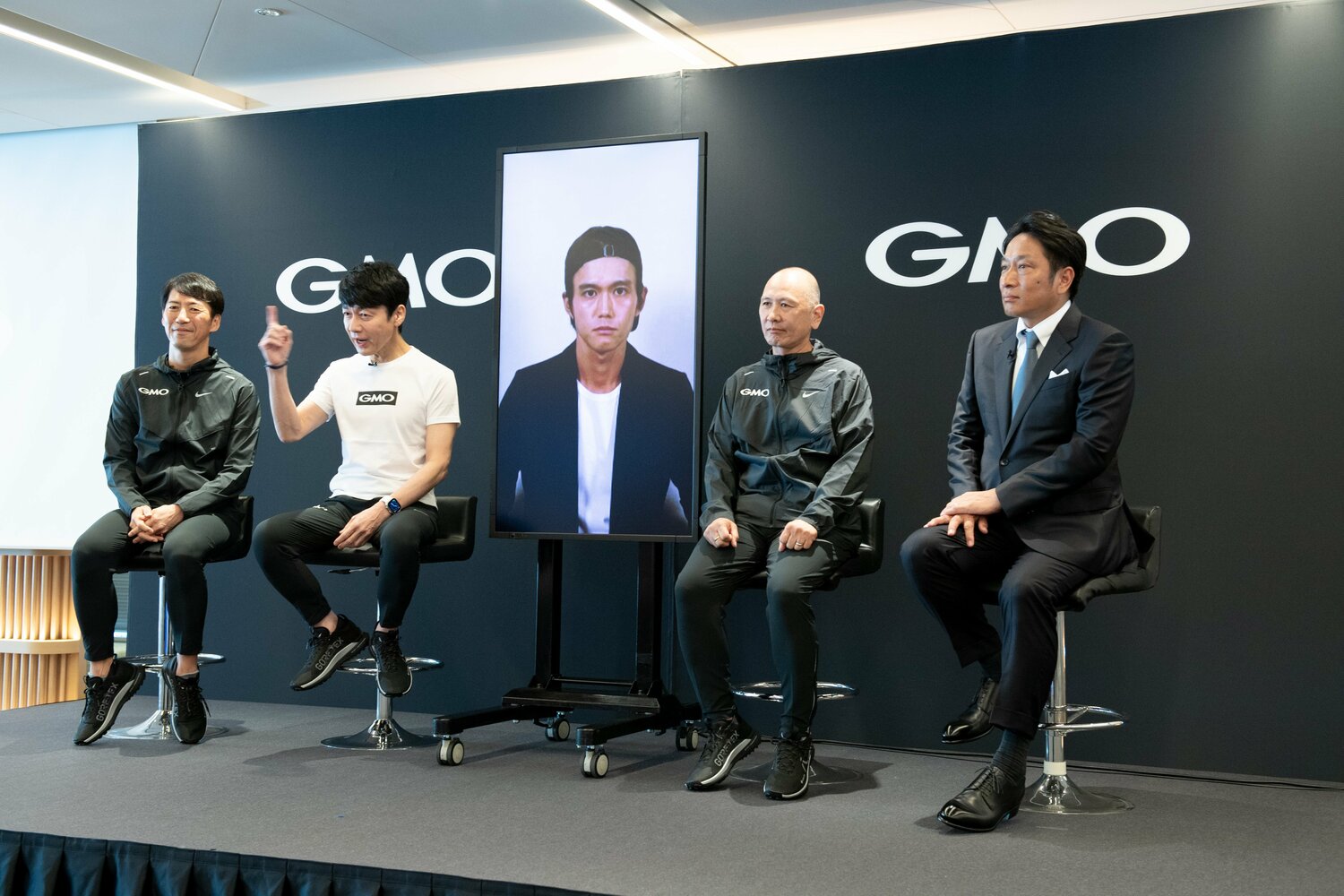 GMOインターネットグループの記者会見に出席した(左から)安田昌史グループ副社長、熊谷正寿グループ代表、大迫傑、陸上部の亀鷹律良監督、原晋駅伝ディレクター ©︎Miki Fukano