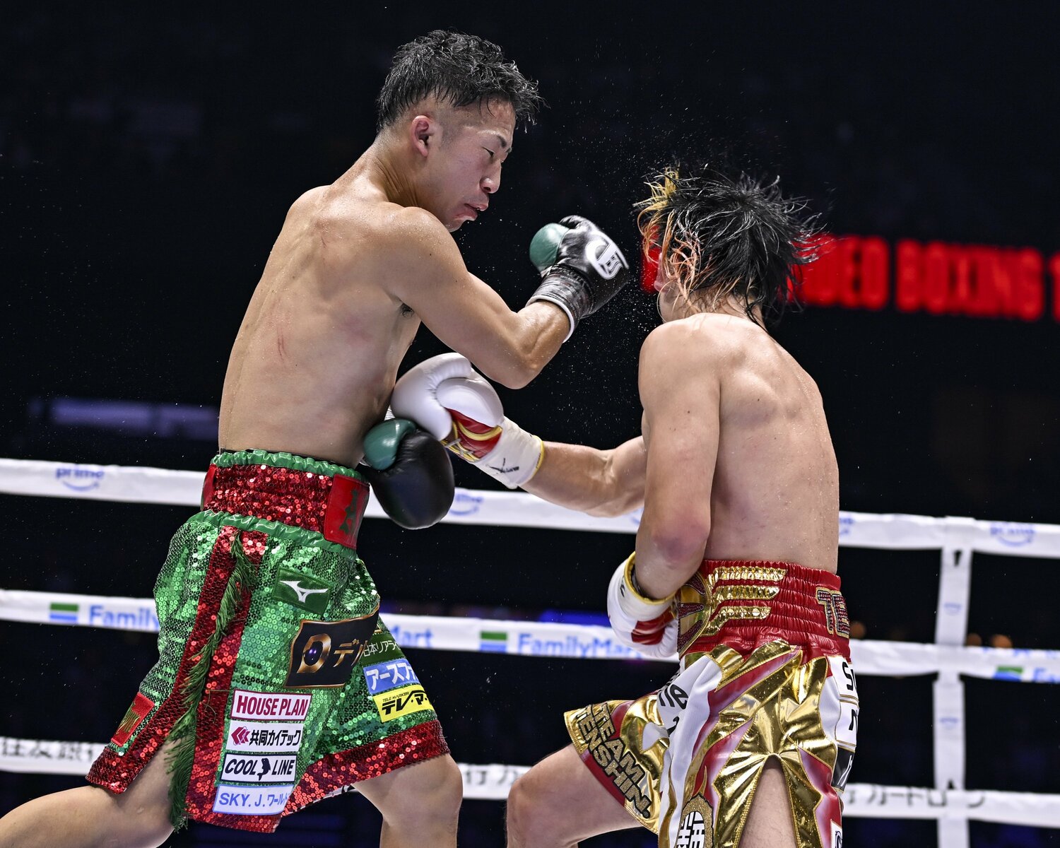 8回の攻防。井上拓真は自ら仕掛けてポイントを取り返した ©Hiroaki Finito Yamaguchi
