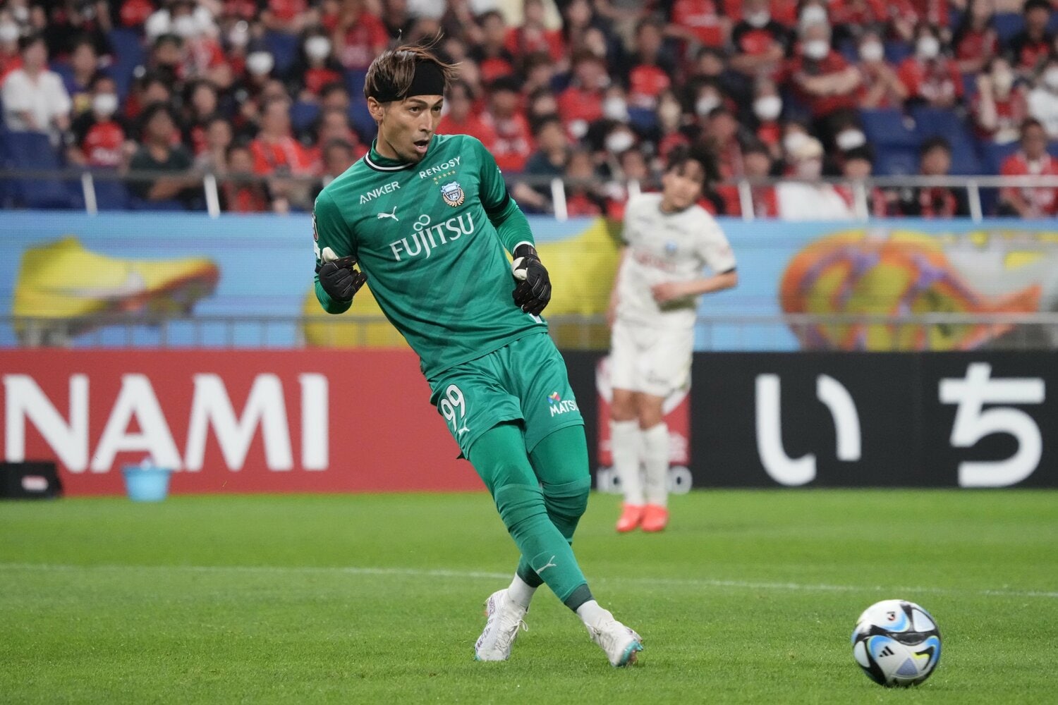 上福元直人はチョン・ソンリョンとハイレベルな正GK争いを演じている　©Hiroki Watanabe/Getty Images