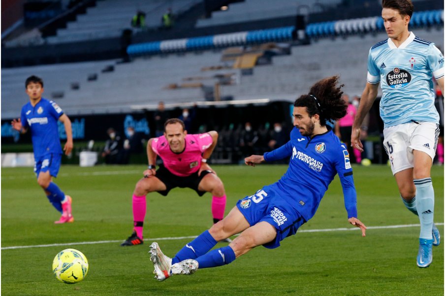 ククレジャのプレーを凝視する主審©Daisuke Nakashima