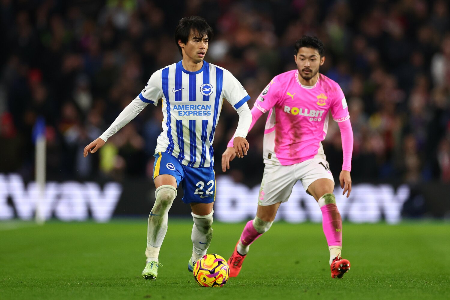 ブライトン三笘とマッチアップするサウサンプトン菅原　©Getty Images