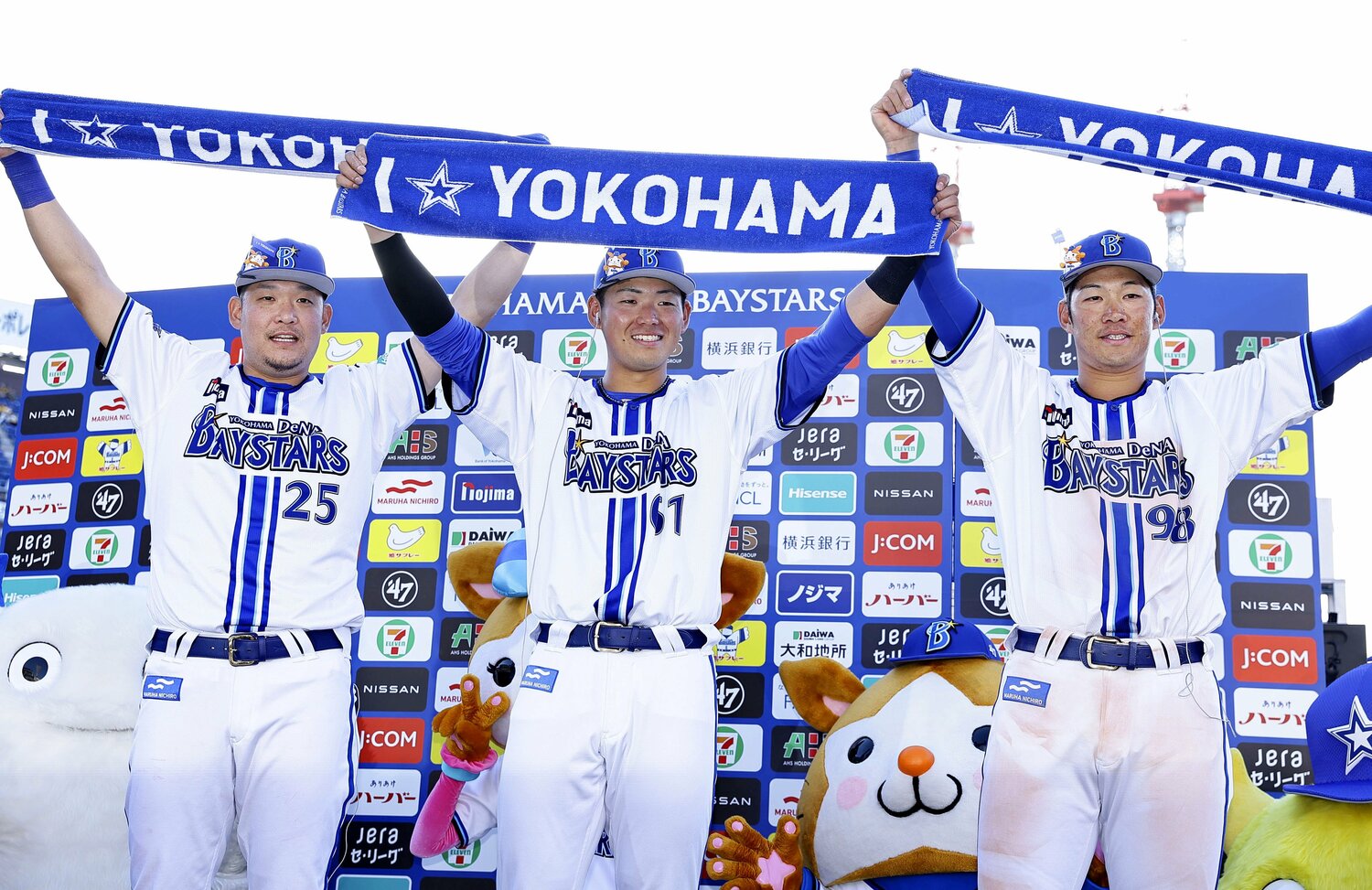 5月11日の阪神戦で同点弾を放った筒香。蛯名（真ん中）、京田（右）とともにお立ち台に立った　©︎KYODO