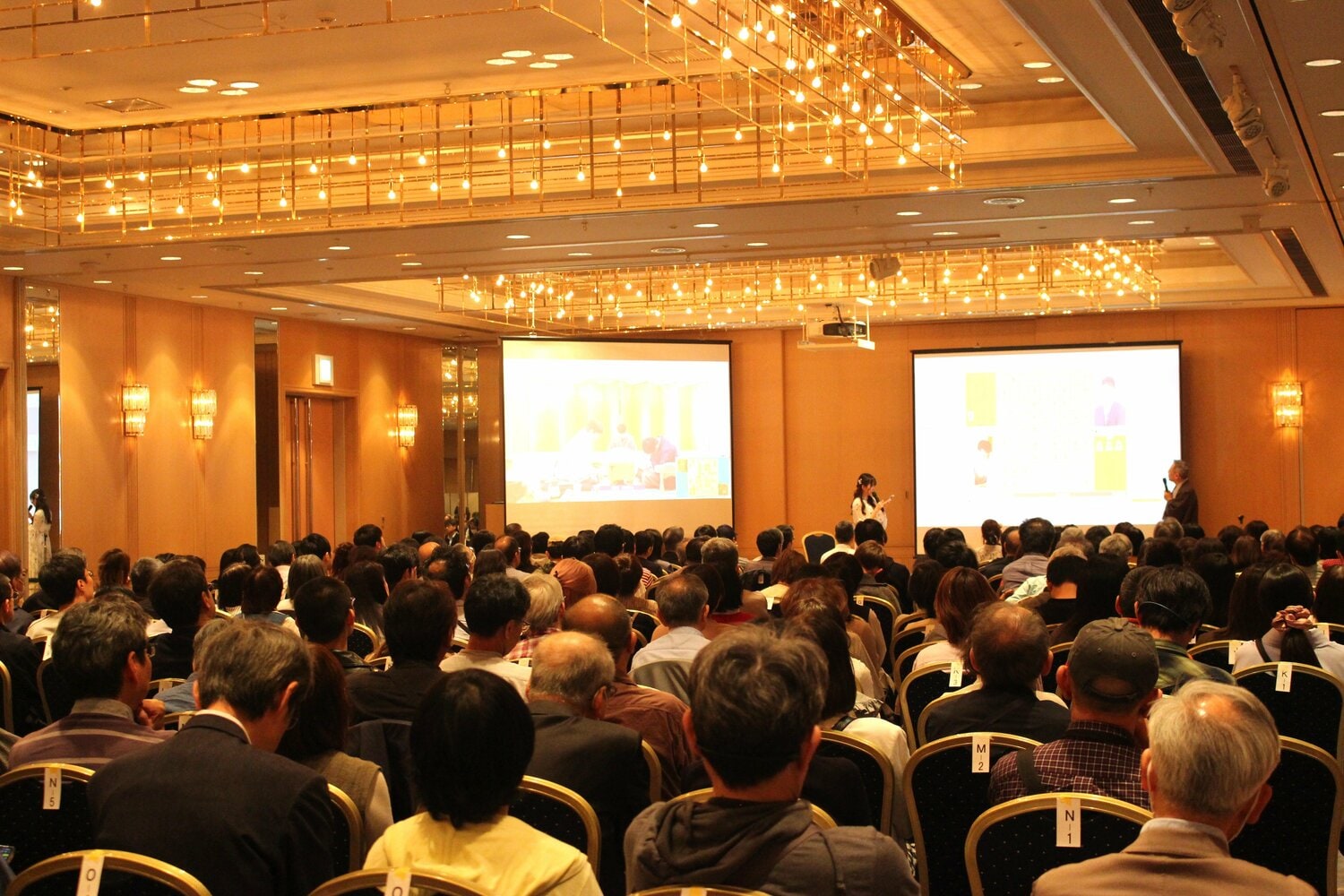 将棋ファンで埋まった大盤解説会の様子　©Number Web