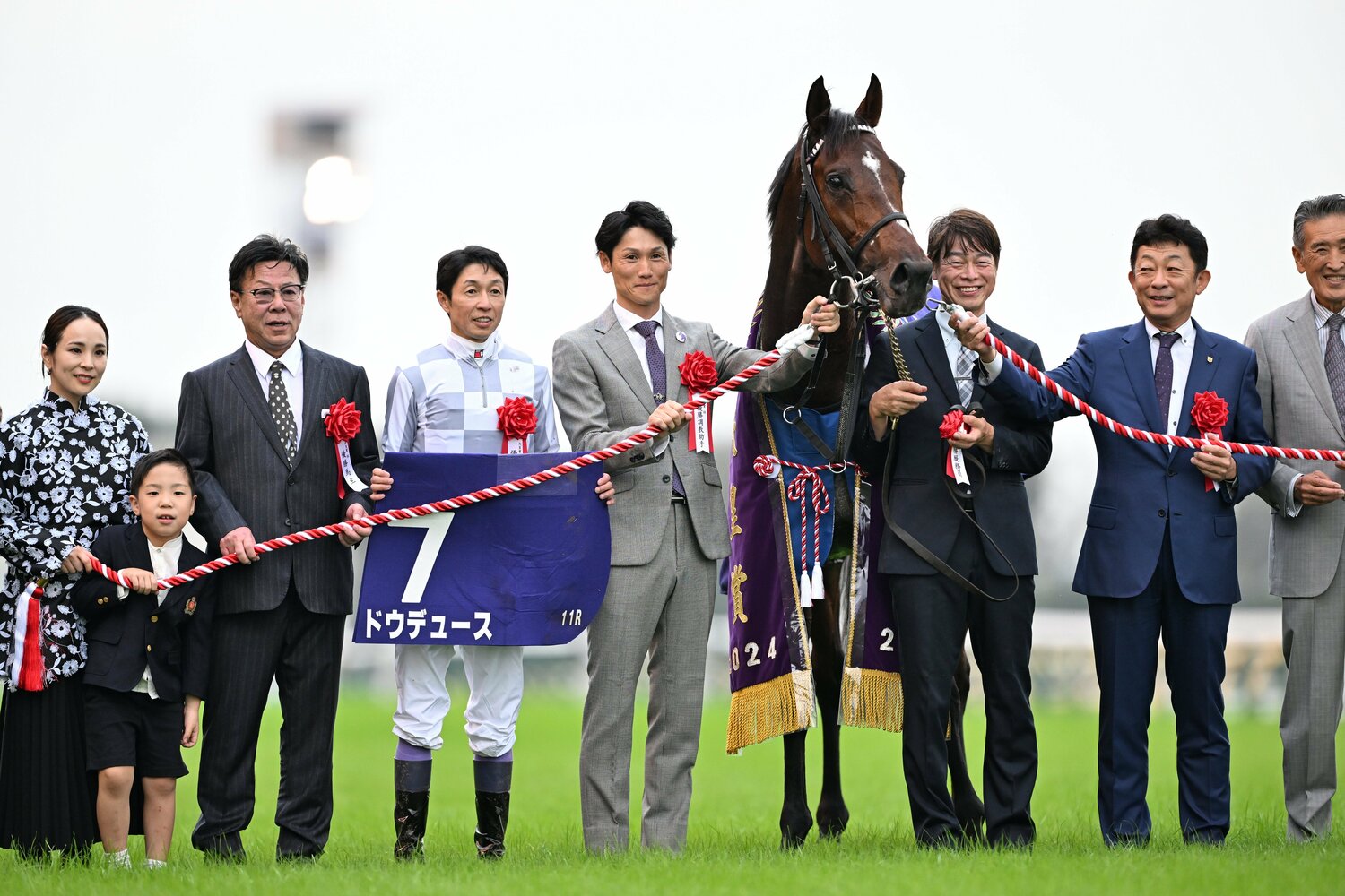 天皇賞・秋の口取り式　©Keiji Ishikawa