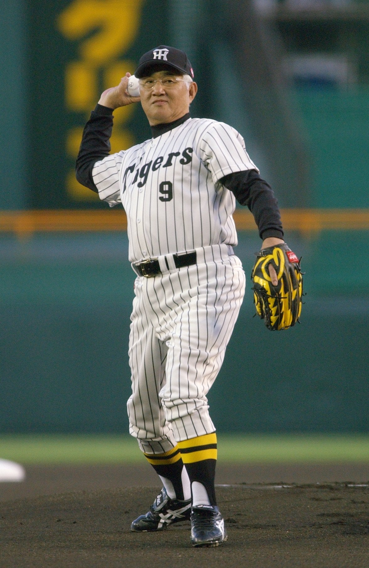2005年4月、甲子園で始球式を務める安藤統男 ©JIJI PRESS