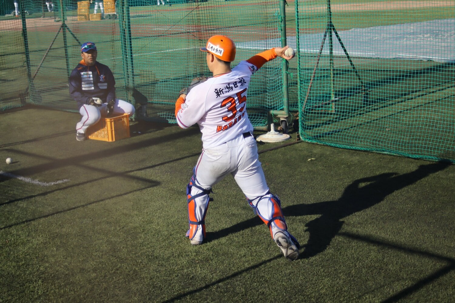 送球の練習をする中澤 copy;Kou Hiroo