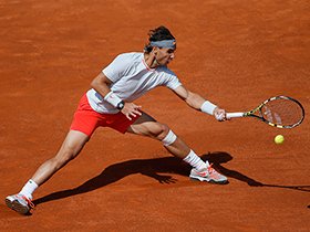 ラファエル・ナダル　Rafael Nadal
1986年6月3日、スペイン生まれ。幼少期よりテニスを始め、15歳でプロ入り。'05年初出場の全仏で四大大会初制覇を果たすと、昨年までの8年間で7回全仏を制覇。'08年世界ランク1位の座に就き、'10年には全米優勝で生涯グランドスラムを達成。185cm、85kg。