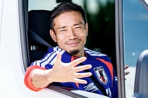 【本編】「小さくて丸坊主。化け物かと」長友佑都18歳「あ、今もLINE来ました」“NHK解説で大学同期”しか知らない秘話