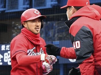 《カープ開幕3連勝》9年連続ゴールデングラブ賞・菊池涼介の守備がさらにスゴくなった!?  規格外のグラブさばきと「いいところにいる」読みと経験＜Number Web＞ photograph by KYODO