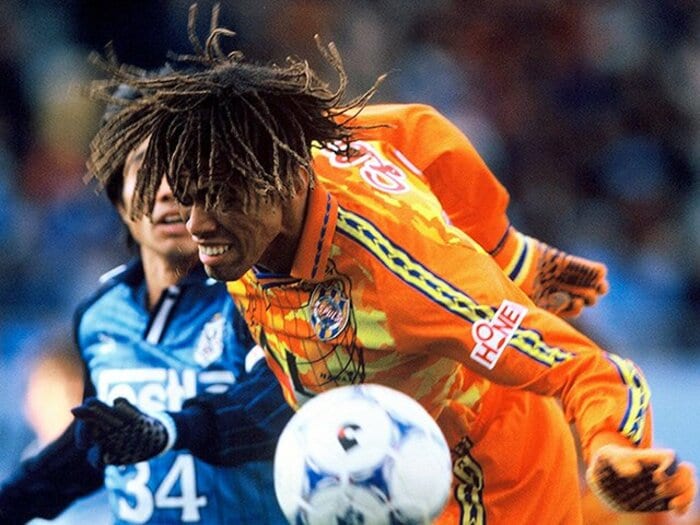 三都主アレサンドロの妻が明かす“結婚とブラジルでの子育て”「私に何も言わないで両親と」「長男とアレックス、お父さんも16歳で…」＜Number Web＞ photograph by Kazuaki Nishiyama