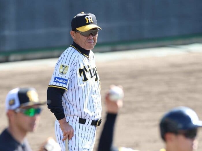 《阪神に黄金時代は来るか》藤本敦士＆筒井壮コーチの言葉でひも解く岡田タイガース2年目の進化「変わったなと思いました」「欲を出さないことですね」＜Number Web＞ photograph by JIJI PRESS