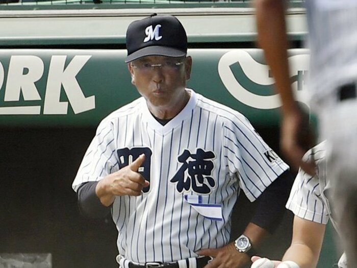 明徳義塾・馬淵監督の勝利への執念。逆転サヨナラ“ベスト布陣とトンボ”。＜Number Web＞ photograph by KYODO