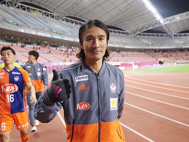 新潟・田中達也が手袋を外さぬ理由。35歳ドリブラー、情熱と逆襲の予感