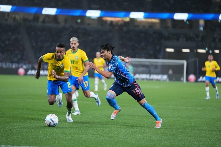 三笘とミリタンのマッチアップ　©JMPA