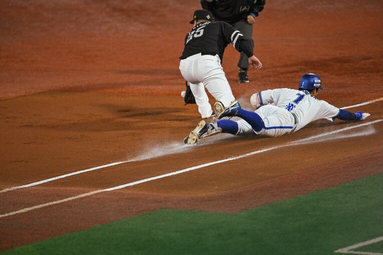 桑原はガッツあふれるプレーを見せ続けた　©Nanae Suzuki