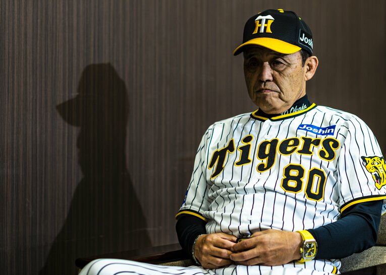阪神監督時代の岡田彰布（2023年）。現場を退いても鋭い舌鋒は健在だ　©Takuya Sugiyama