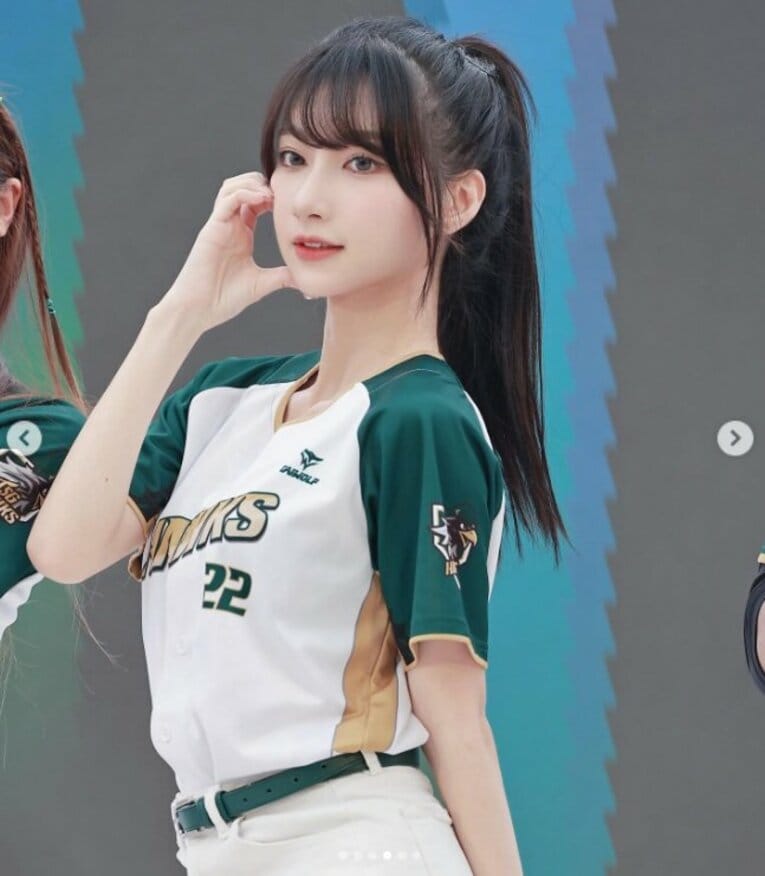 「日本でも大人気…中には韓流アイドルも！」小野寺の所属する台鋼ホークス・チアリーダーたち／公式インスタグラムより