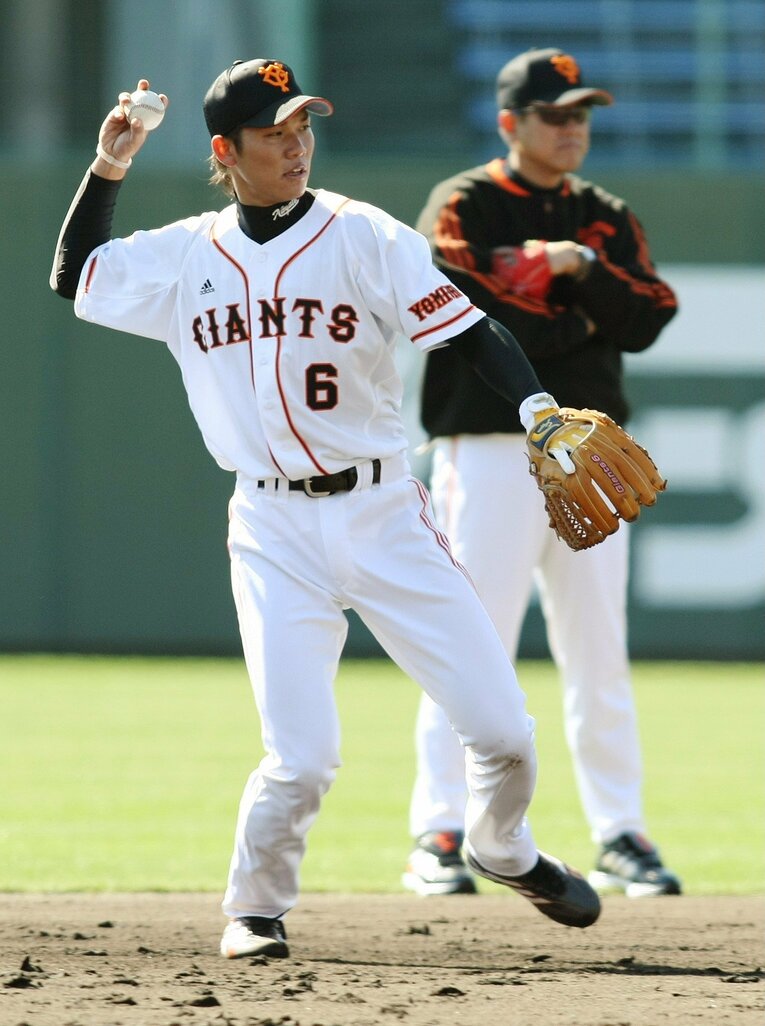 2009年2月のキャンプ。原辰徳監督（右）が見守る中、守備練習に励む当時20歳の坂本　©JIJI PRESS