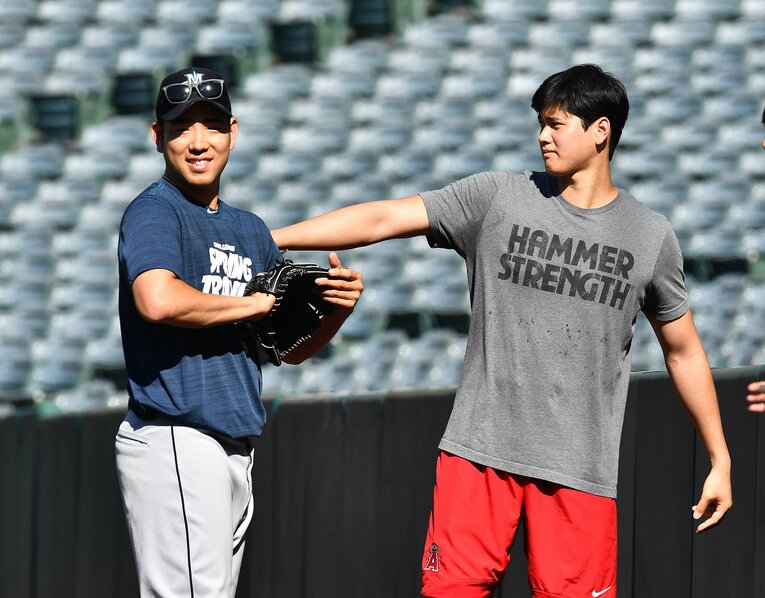 同じ花巻東高校から世界へ飛び出していった菊池雄星と大谷翔平　©AFLO