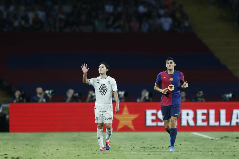 ふくらはぎの不調をベンチに伝える南野。「あと5分やる」というような仕草に見えた　©Daisuke Nakashima