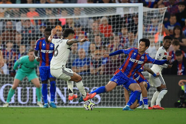 マルティネスの危険タックル【1枚目／全2枚】。両足で飛び込んできた　©AFLO