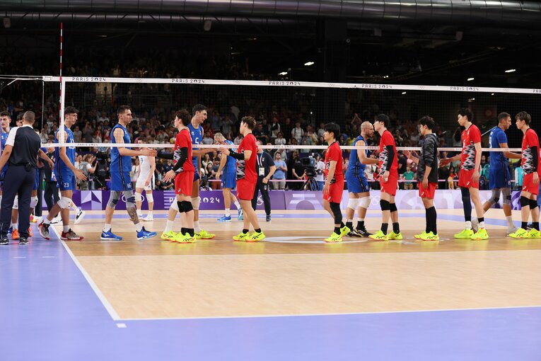 試合後、健闘をたたえあう選手たち　©︎Kaoru Watanabe/JMPA