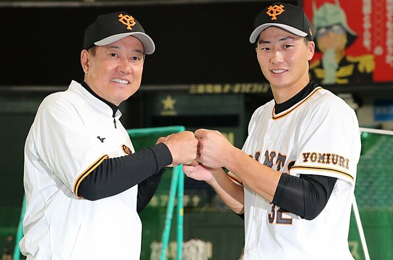 原辰徳監督（左）とグータッチを交わすヤクルトから移籍した巨人・廣岡大志 ／ photograph by Sankei Shinbun