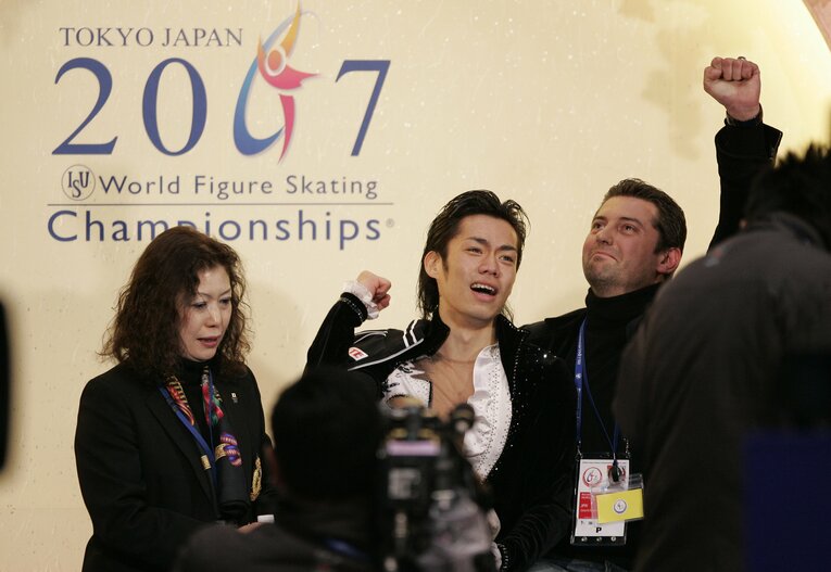 2007年世界選手権で傍らにいた長光コーチ　©Takuya Sugiyama