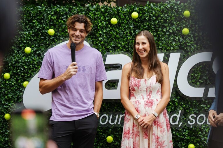 男子シングルス世界ランキング4位のテイラー・フリッツ（アメリカ）と東京2020オリンピック女子シングルス優勝のベリンダ・ベンチッチ（スイス）も契約選手だ　©︎ASICS