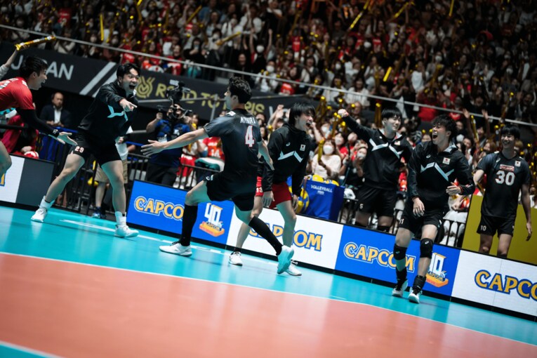 セルビア戦の第3セット、宮浦のスパイクが決まり喜ぶ日本代表　©︎FIVB