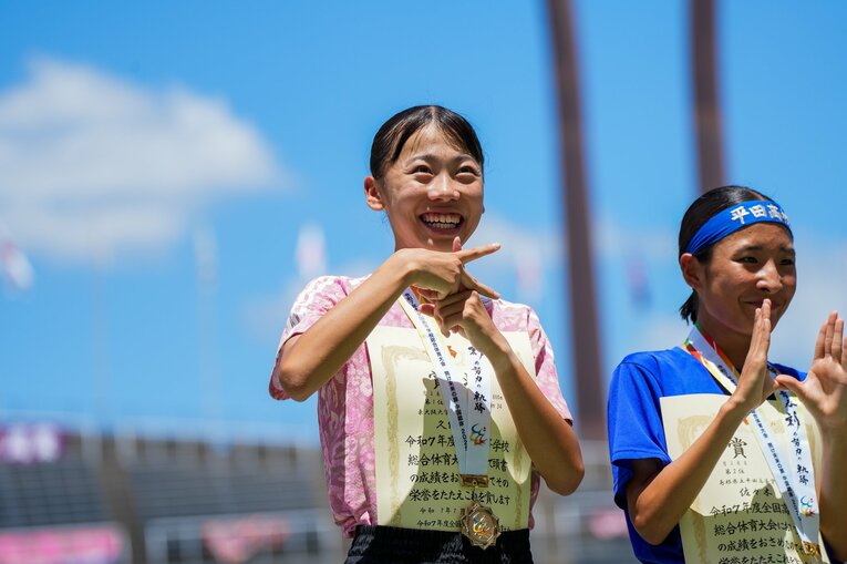 表彰式でようやく笑顔を見せた久保　©Satoshi Wada