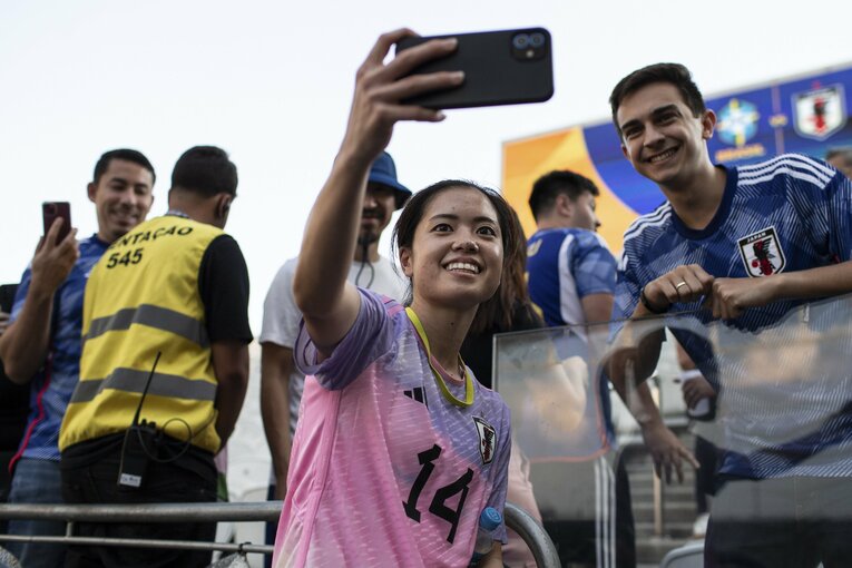 現地ブラジル人ファンの写真撮影に快く応じる長谷川唯　©Getty Images